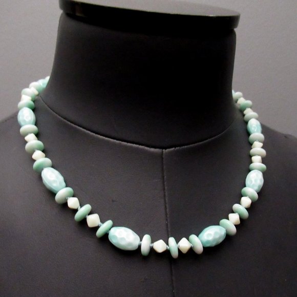 Uranium and Czech glass bead necklace - Picture 9 of 11